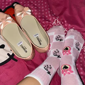 Kaos kaki karakter gambar lotso lucu aesthetic style fashionable motif estetik unik unutk perempuan Wanita anak sd bahan katun tebal Panjang di atas mata kaki