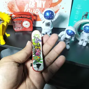 4 buah set Asli Pasokan Langsung Astronot Boneka Astronot Patung Ornamen Hadiah Mainan Meja Deskto