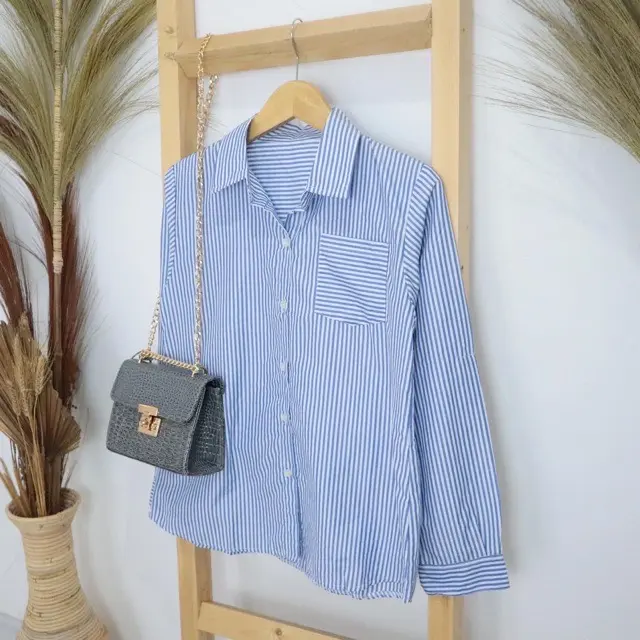 Kemeja Stripe Katun Sesil Blue Shirt ( garis salur biru ) Kancing Kantong  Simple  Tangan  Panjang  Atasan  Wanita  Motif Oversize