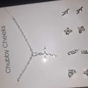 Four Leaf Cloverl Heart Necklace One Week Stud Earrings Combination Jewelry