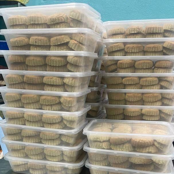 KUIH RAYA PUTU KACANG HIJAU BISKUT LEGEND Cookies Snack Makanan ...
