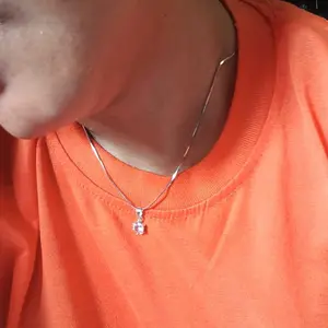 Kalung Titanium Wanita Rantai Silver Bulat Liontin Permata Satu Elegan Anti Karat Anti Luntur