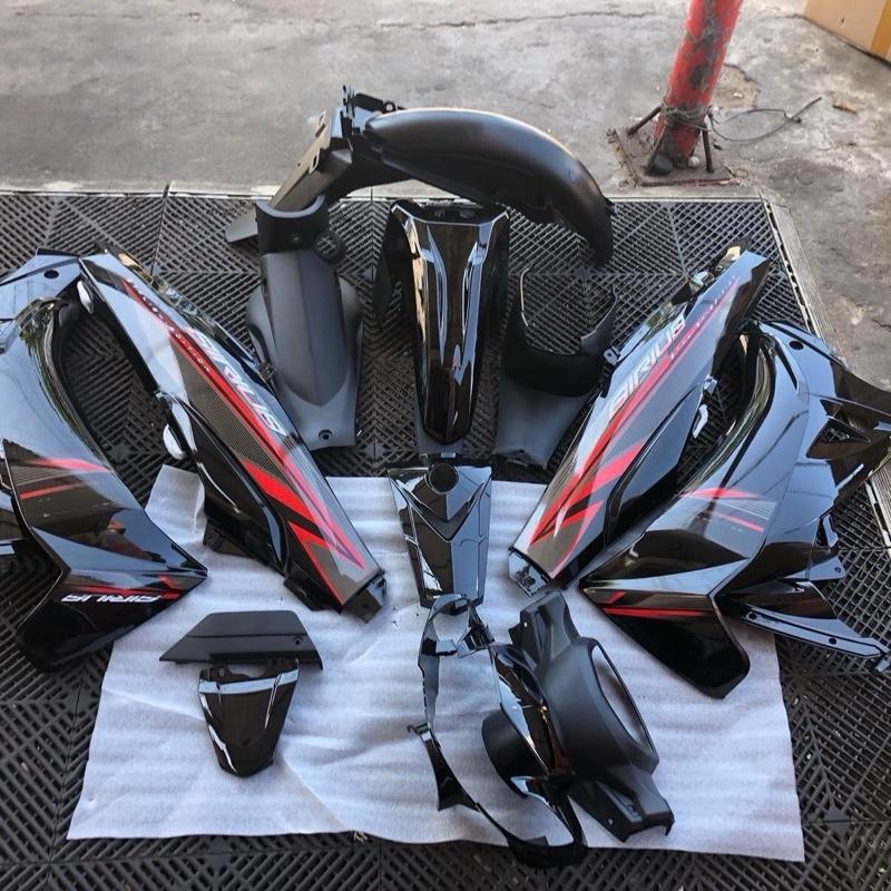  Dàn áo sirius xăng cơ màu đen   ốp trước và sau hello dè Si Fi   dán sẵn tem. 