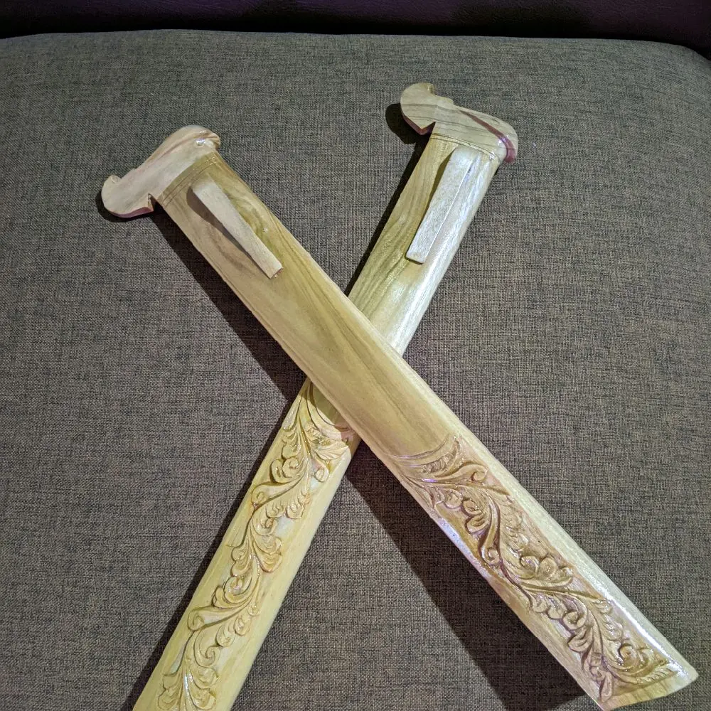 sarung bilah ukiran panjang di 40cm lebar 4cm, bahan dari kayu jati