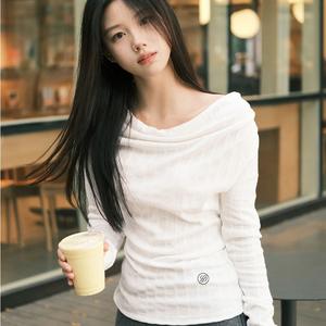 Unique and beautiful women's clothing style, embroidered collar long-sleeved bottoming T-shirt, white long-sleeved off-shoulder top for women, 2025 fashionable and beautiful spring and autumn one-shoulder oblique shoulder, Korean inner wear clothes 3339