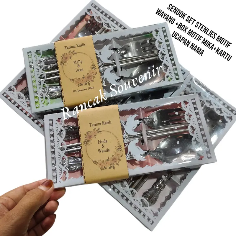 Isi 50 Set Souvenir Sendok Garpu Sumpit Stainless Wayang Kemasan Box Mika + Kartu Ucapan Coklat Request Nama Warna Cantik souvenir Pernikahan Ulang tahun Hadiah 0