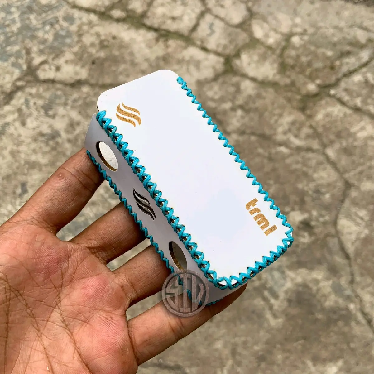 Sleeve TRML T99 Kulit Sintetis Putih Benang Iceblue Polos Logo