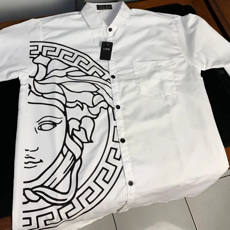 Kemeja Lengan Pendek Motif Medusa Putih Navy Maroon Black Cotton Poplin Unisex DTF Glossy Premium Distro Casual Casual Hitam Putih Pria Nyaman Kain mewah branded lebaran keren 1