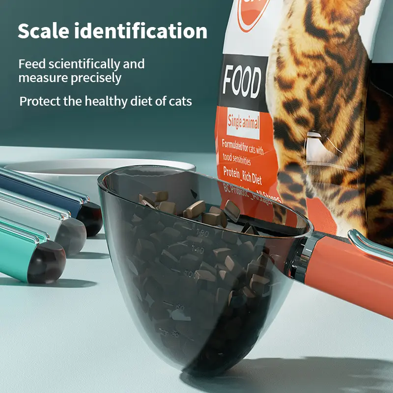 Pet food scoop for dogs and cats. It comes with a clip for hygienic feeding and is suitable for both dogs and cats to use with cat food and dog food