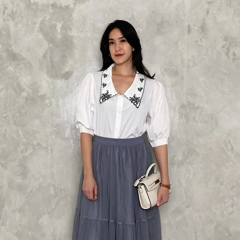 Hikari Top (Best Selling Top DearSista) Atasan Wanita Korean Style Hitam Stylish Kekinian Imut Lengan Pendek Baju Bordir Casual Kancing Street Style White Katun Kerah Nyaman Panjang Polyester Putih High Simple Cantik Tangan 3