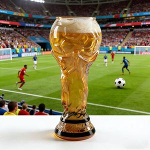 新しいクリエイティブな500mLのサッカーボール型ビールグラス、厚手のガラス製サッカーボール型ビールグラス、バー用のサッカーボール型ビールグラス、大容量の飲料グラス、サッカーパーティーやファンが集まる場に適用可能、家庭用バーやレストランでの日常使用にも適しています。