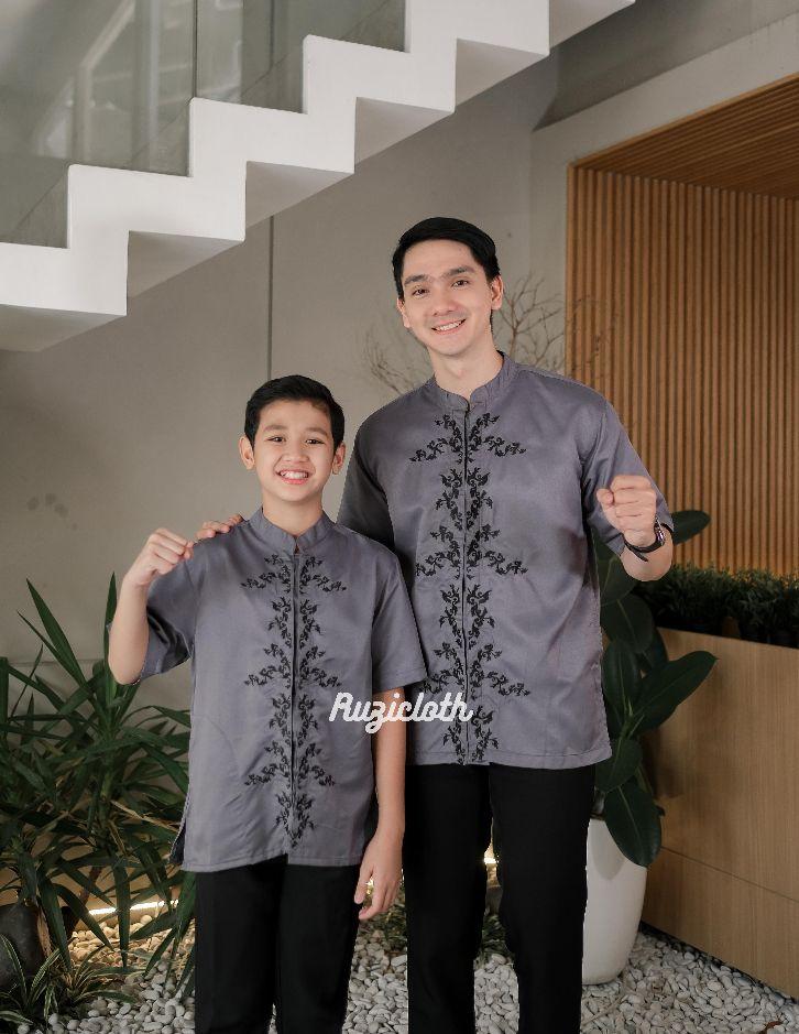 Ruzicloth - Koko Couple Ayah dan Anak Laki-Laki Lengan Pendek Katun Toyobo Premium Mahogany Motif Bordir Limited Baju Pria Bordir Kemeja Koko Lebaran 2026 Raya Series Dewasa Muslim Modern Fit Pakaian Muslim