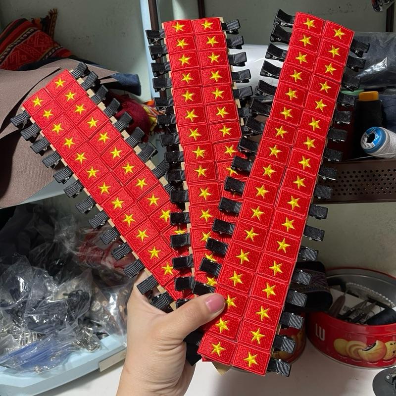 ￼Kẹp Tóc Hot trend, Kẹp tóc cờ đỏ sao vàng ngày quốc khánh 1 set 2 chiếc lá cờ thêu 1