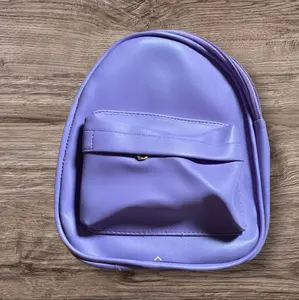 Tas Ransel Wanita Ungu dengan Desain Minimalis dan Fungsi Praktis untuk Sehari-hari
