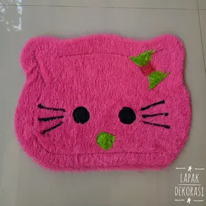 Keset Hello Kitty Ekonomis 30x50cm Bulu Halus Dalam Ruangan