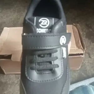 ZONERO Neo Full Black Sepatu Sekolah Anak laki laki Perempuan Unisex Hitam Polos & Putih Sepatu Sneakers Casual SD SMP Sepatu Olahraga Anak Ringan & Awet Size 31 - 37 Fashion