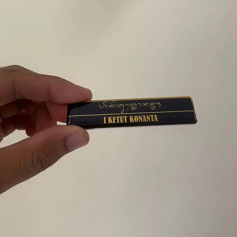 Nametag papan nama dengan tulisan aksara bali warna emas 3