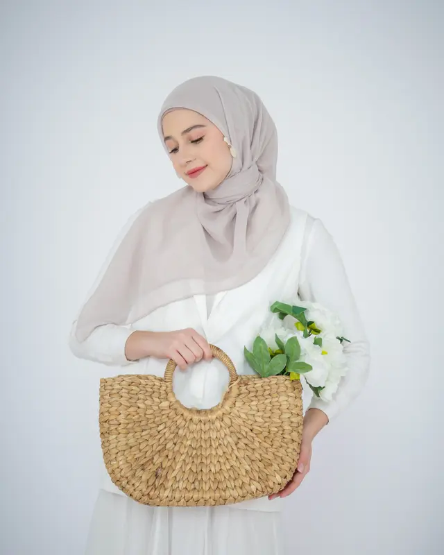 Adzkiascarf.id - Kerudung Segiempat Paris Japan Premium AQS Bellaluna Plain dengan Jahitan Tepi Full 112x112cm Jilbab Nyaman Square Muslim Cantik Free Pouch Simple Basic Tebal Lembut 4