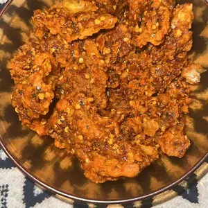 Kripik Kulit ayam Cryspy 250 Gram / Crispy kulit ayam krispi / krispy Aroma Daun Jeruk Pedas Cemilan