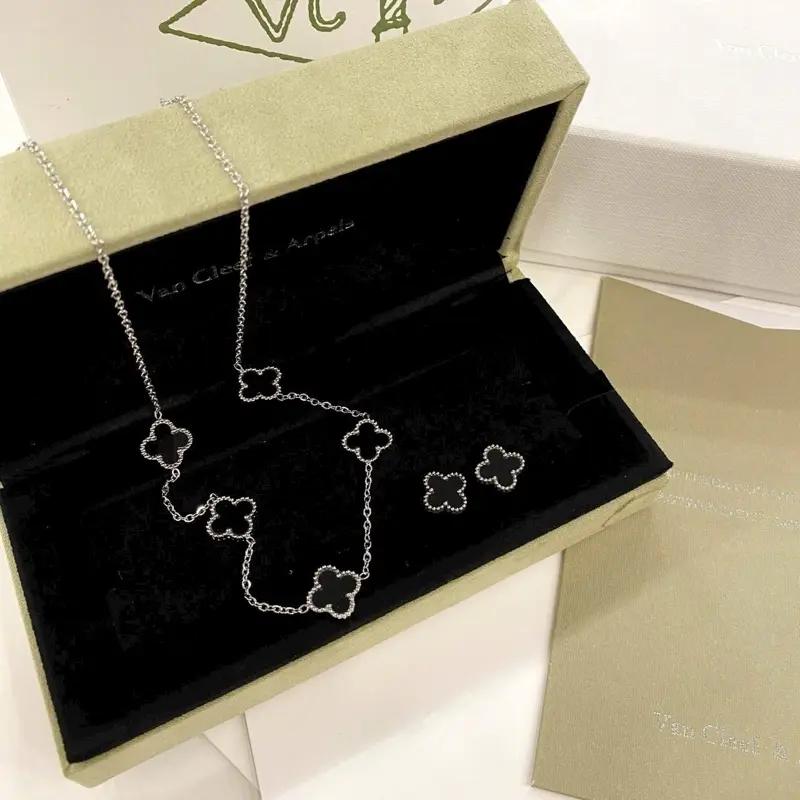 Vc06 - Set vòng cổ + hoa tai cỏ 4 lá titan bền, đẹp, hàng loại 1 màu Đen dây trắng
