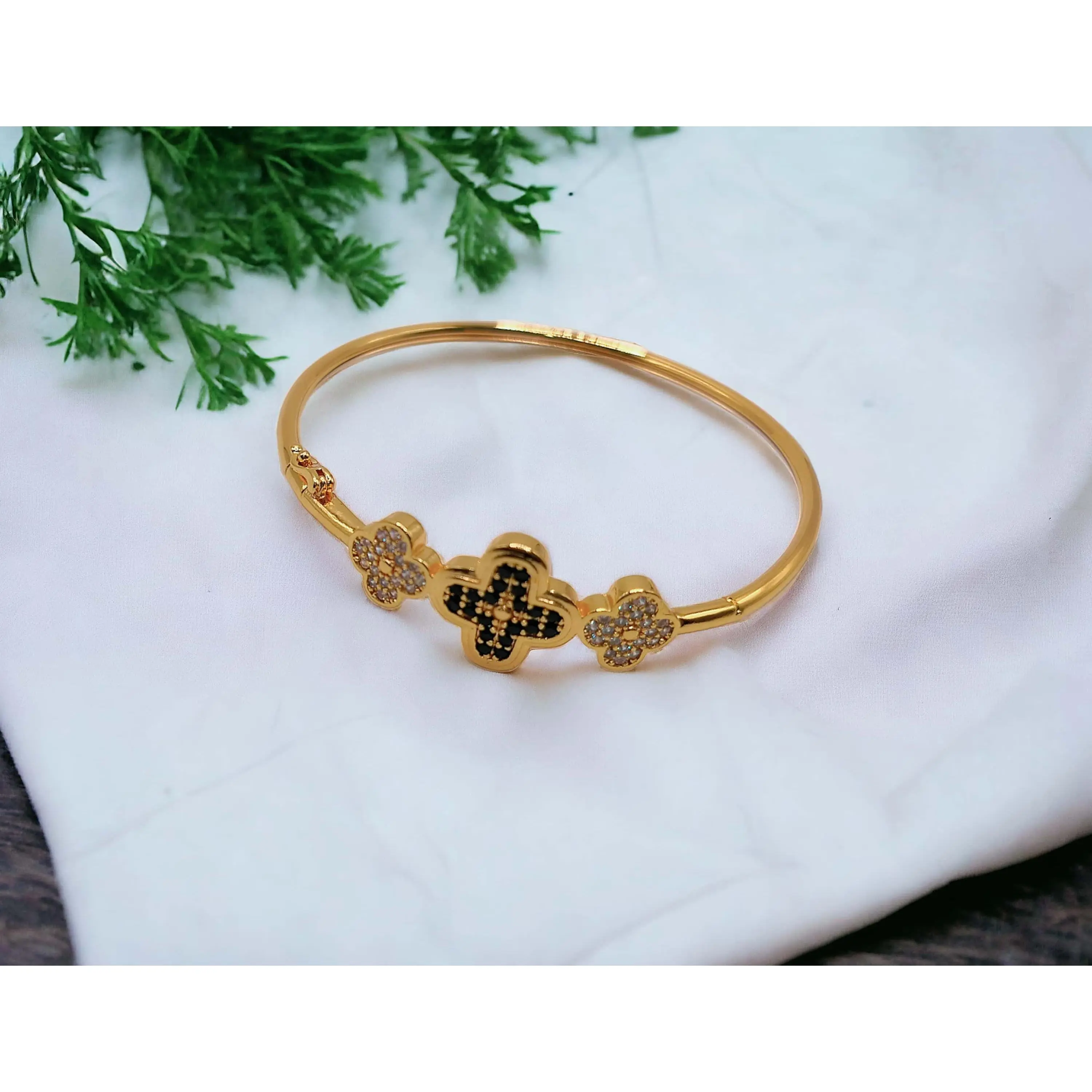 Gelang bangle wanita motif bunga mata hitam dan putih diameter gelang 5,5 cm Aksesoris Bracelets