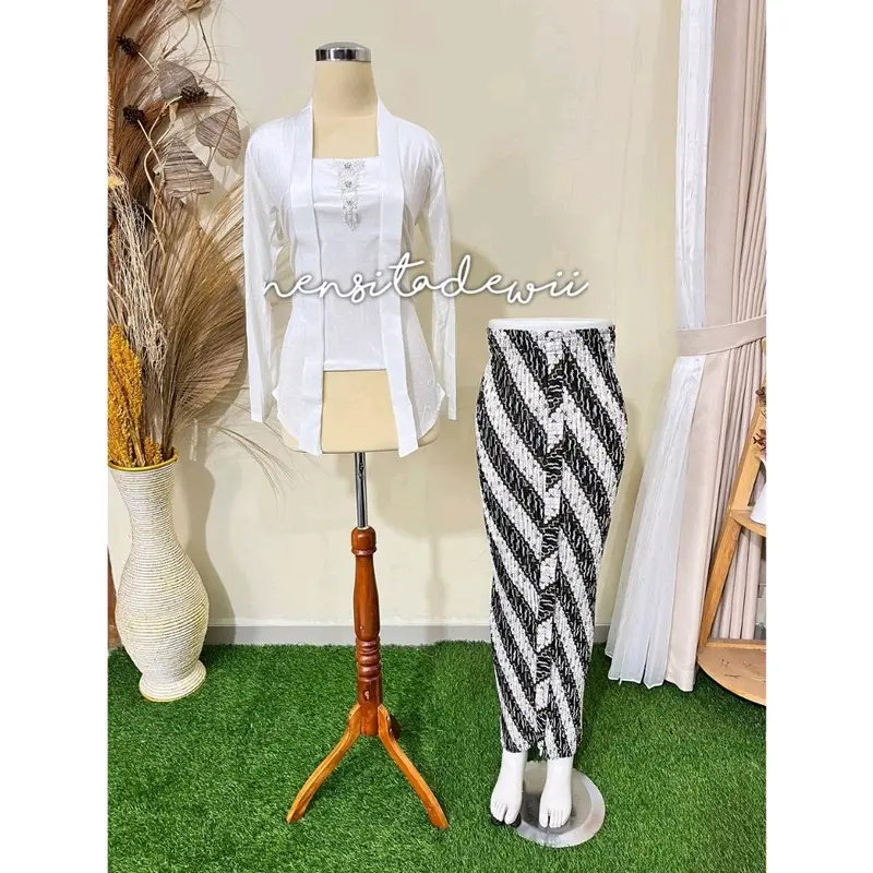 [1 Set, Putih] Kebaya Kutubaru + Rok Plisket / Motif Prg Sinta 0