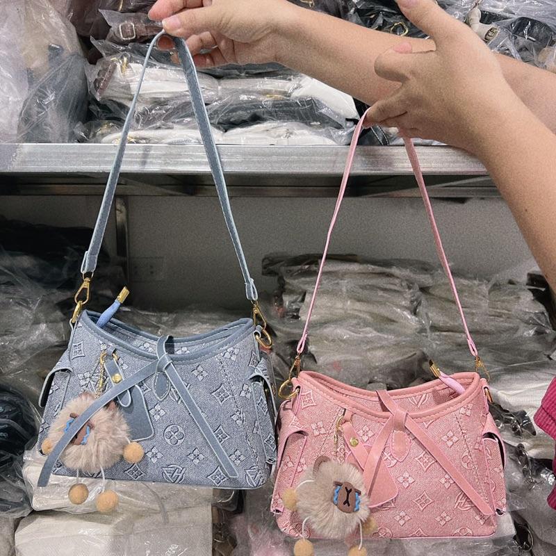 Túi xách nữ đeo vai đeo chéo  size vừa 22cm chât da mềm cao cấp 201 tặng gấu