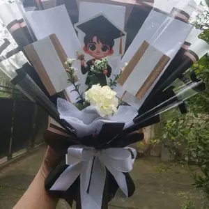 Buket Wisuda Mini dengan Desain Graduasi dan Bunga Cantik untuk Perayaan Wisuda Anda
