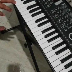 KAWES Music Piano Elektrik 61 Kunci dengan Mikrofon & LCD Digital untuk Pemula Portabel & Multifungsi