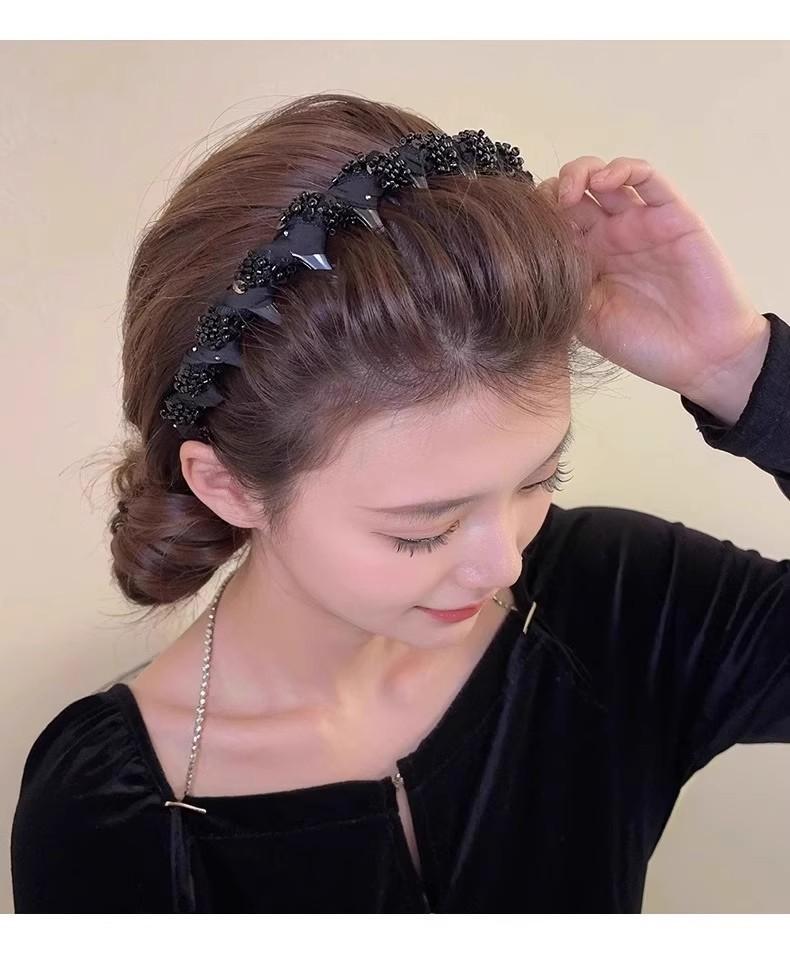 Headbands Bando Rambut Hitam Stylish dengan Manik & Paku | Aksesoris Rambut Wanita Terlaris Bando rambut hitam stylish yang menjadi terlaris! Dihiasi manik berkilau dan paku aksen, cocok untuk dipakai sehari-hari atau acara spesial.