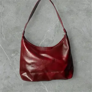 AVÉRIE BAG - Classic Shoulder Bag in Deep Maroon