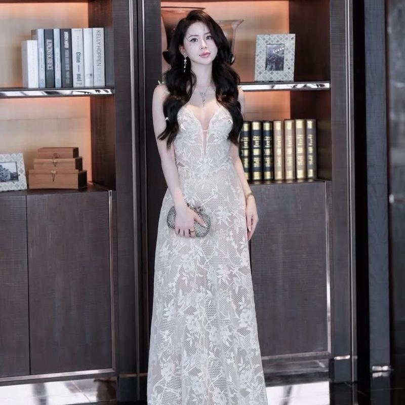 Váy ren thiết kế cut out cao cấp phủ hoạ tiết ren hoa lá 3D trên nền ren