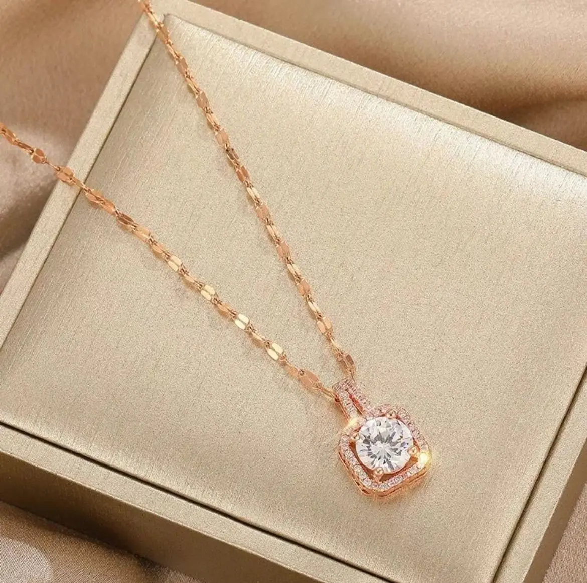 Kalung Titanium Wanita Liontin Persegi Full Diamond Mewah Anti Karat Dan Tidak Luntur