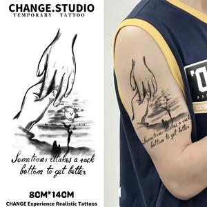 รอยสักชั่วคราว ครอบครัวของสาม สไตล์รอยสัก เหมาะสำหรับรอยสักที่หน้าอก รอยสักที่แขน และรอยสักที่ข้อเท้า ติดทนนาน 15 วัน กันน้ำและทนต่อการสะท้อนแสง สติ๊กเกอร์รอยสัก