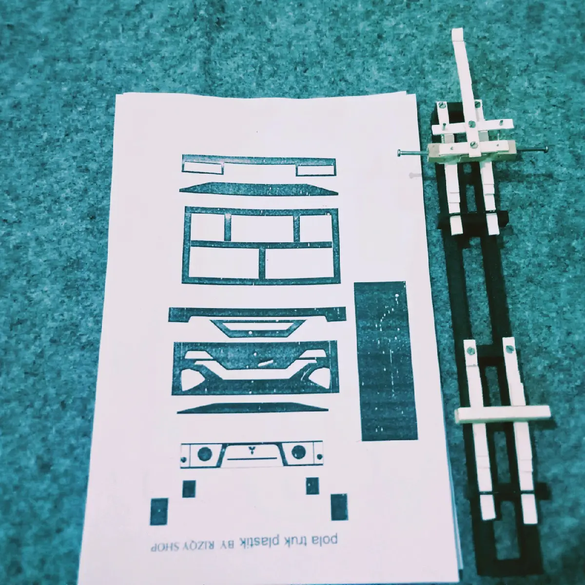 Sasis Miniatur Truk Plastik+Pola Untuk Modif Kayu