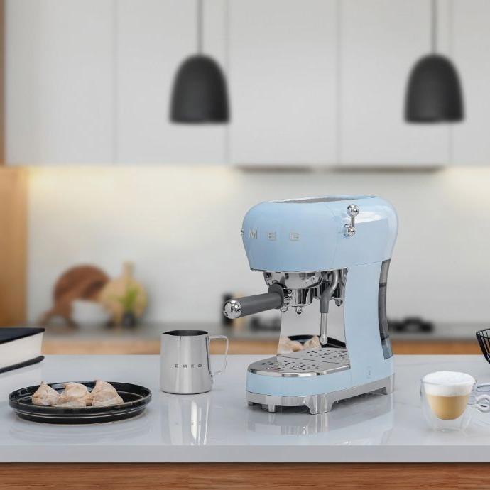 SMEG ECF02 Espresso Coffee Machine - 50's Retro Style Aesthetic 3