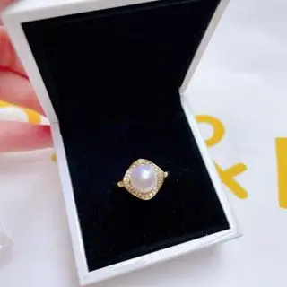Design a square pearl ring with micro inlaid diamonds, versatile, fashionable, and minimalist women's ring