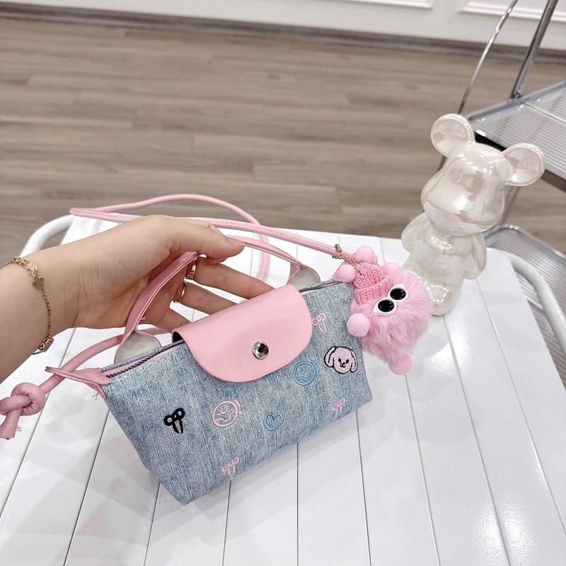 Túi xách nữ đeo chéo cầm tay dáng hến hoạ tiết thêu xinh tặng gấu
