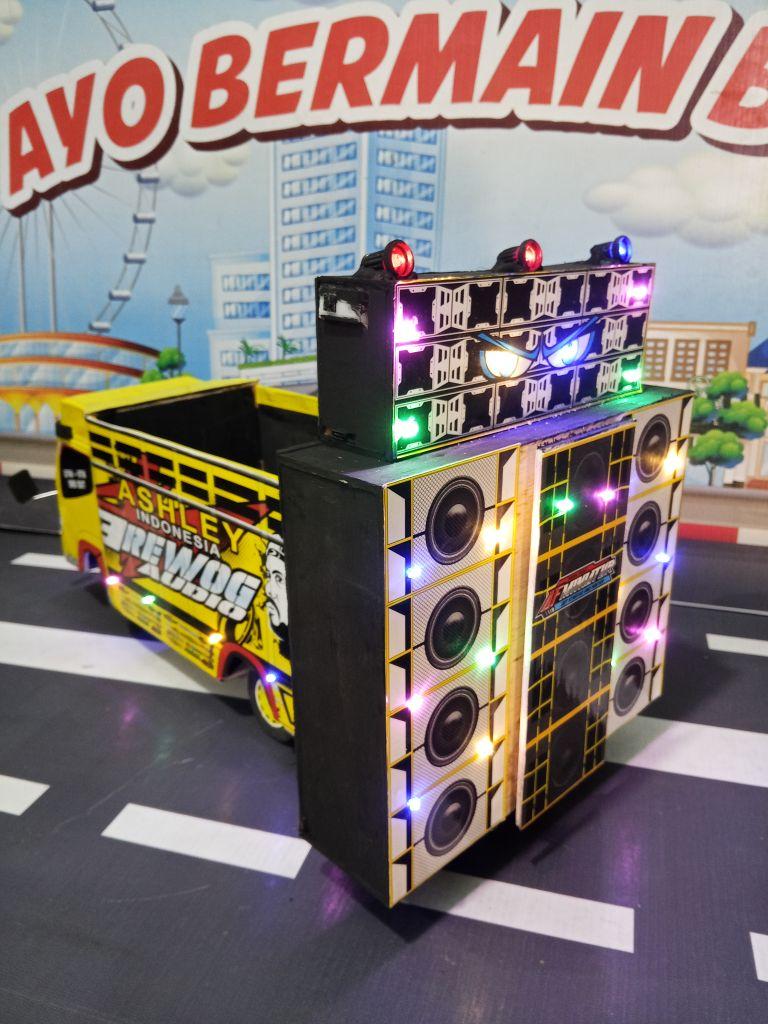 AF MINIATUR _miniatur Truk Horeg dengan Sound System Bahan Triplek Ukuran 25x27x7cm Bisa Bunyi & Bisa Di Cas Speaker 2 Inch Isi 2pcs Sudah Pake Bluetooth