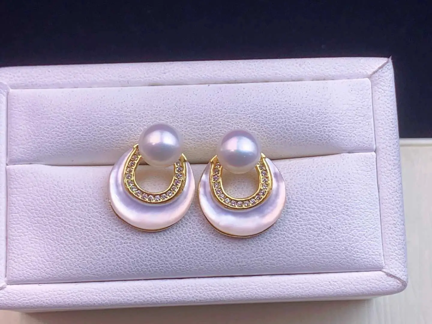 French retro mother-of-pearl hollow crescent earrings ed0108