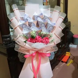 Buket Kosongan Uang Mawar 10 lembar dengan Hiasan Bunga Cocok untuk Acara Wisuda dan Perayaan Lainnya Terbuat dari Kertas Celoped Aman dan Desain Menarik