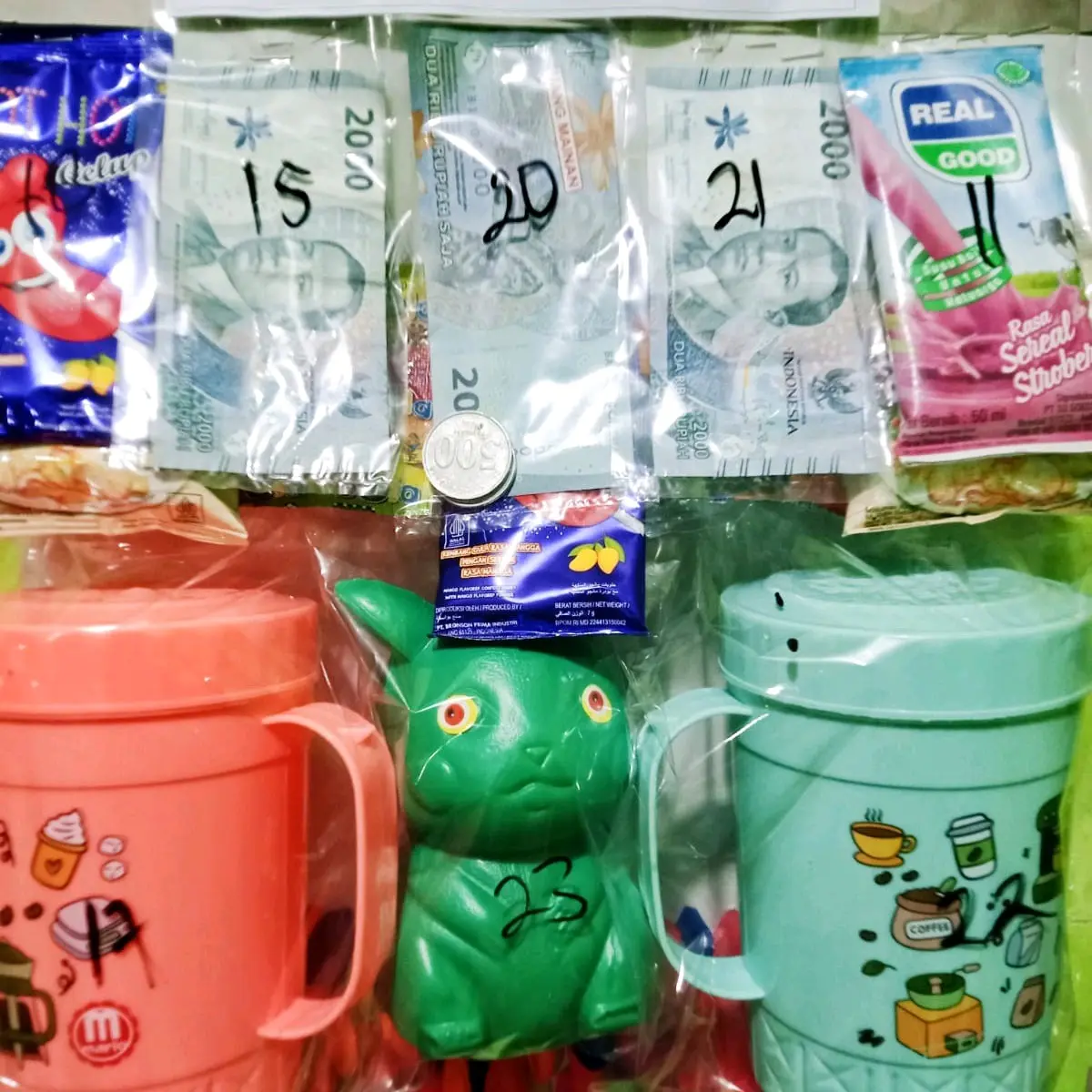 cabutan balon berhadiah isi 100 pcs. gelas tutup dan celengan