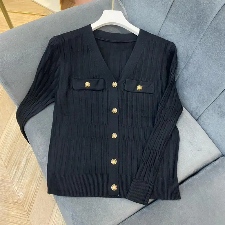 Knitwear Wanita Halus Gold Buttons 2