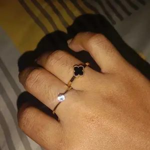 CINCIN SET ISI 2 TITANIUM FASHION WANITA MOTIF BUNGA SEMANGGI HITAM&PERMATA ZHIRCON PUTIH ANTI KARAT&LUNTUR Rings