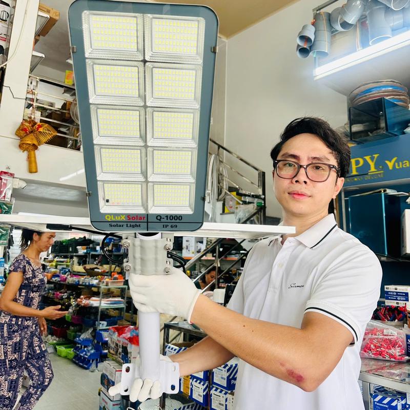  A. Đèn Năng Lượng Mặt Trời Solar Light Vỏ Nhôm - Dung lượng pin 54.000mAH - sáng liên tục 12 - 14 tiếng 