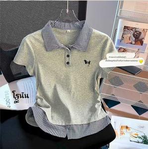 เสื้อยืด ลายสก็อต เย็บปะติดปะต่อกัน คอปก แขนสั้น พลัสไซส์ สำหรับผู้หญิง ทรงหลวม แฟชั่นกระชับสัดส่วน ฤดูใบไม้ผลิ ฤดูร้อน 2025 มาใหม่ ดีไซน์สองชิ้นปลอม ท๊อป