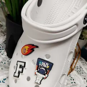 Serbaguna 1 PCS PVC DIY KartunHuruf abu-abu dan hitam yang bergaya Sepatu Tempelan Sandal pin Aksesoris Sepatu Hadiah liburan anak-anak