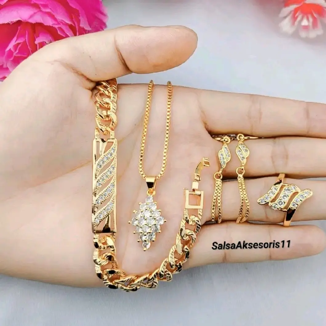 Satu Set Aksesoris Perhiasan Wanita Dewasa Anti Luntur Lengkap Anting Cincin Kalung Gelang Elegan Liontin