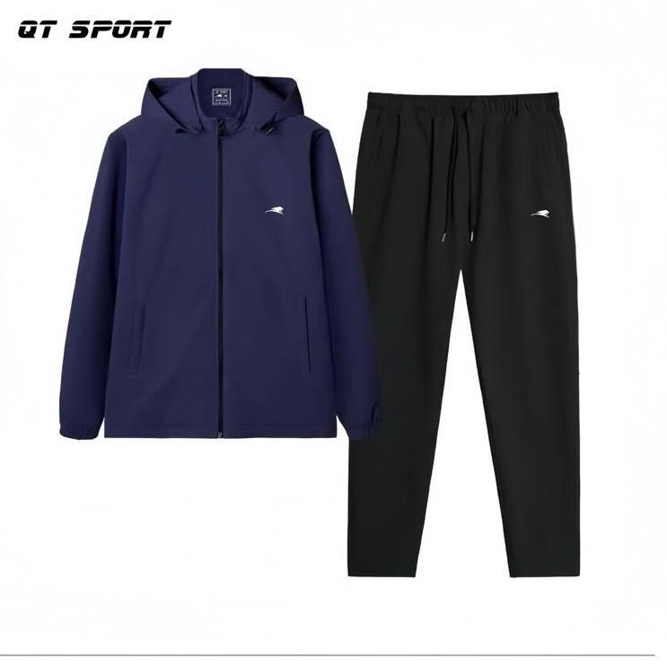   ĐỘC QUYỀN ĐẠT TÍCH CỰC  Bộ  Quần + Áo  khoác jacket 2025 chất liệu gió Thu Đông Nam Nữ họa tiết ĐẸP XUẤT SẮC Áo có Mũ Khóa Rời cổ tay bo viền trượt nước cản gió 2 túi sườn 1 túi bí mật  Quần ống suông QT SPORT-T20 