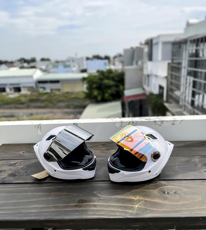    Tặng đuôi gió túi và logo  Nón bảo hiểm fullface AGU màu trắng bóng dán tem chính hãng Helmet 